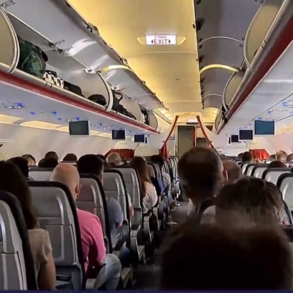Απίστευτη αποκάλυψη από αεροσυνοδούς: Δείτε τι γίνεται μέσα στα αεροπλάνα