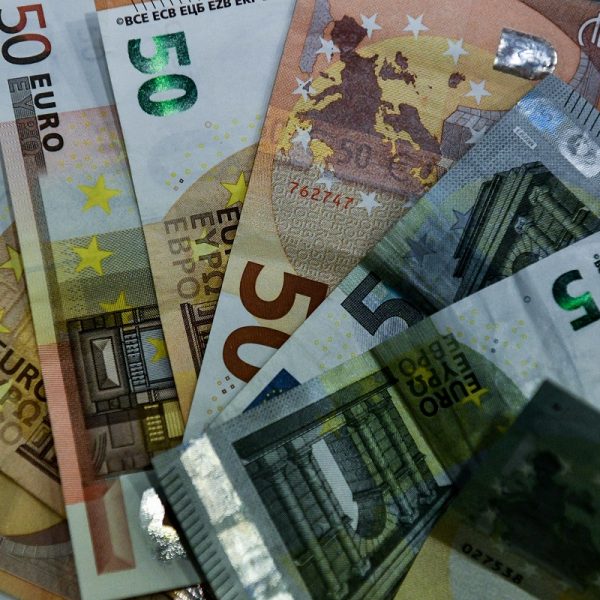«Δώρο Πάσχα» 300 ευρώ: Πότε ανακοινώνεται – «Στον αέρα» οι δικαιούχοι