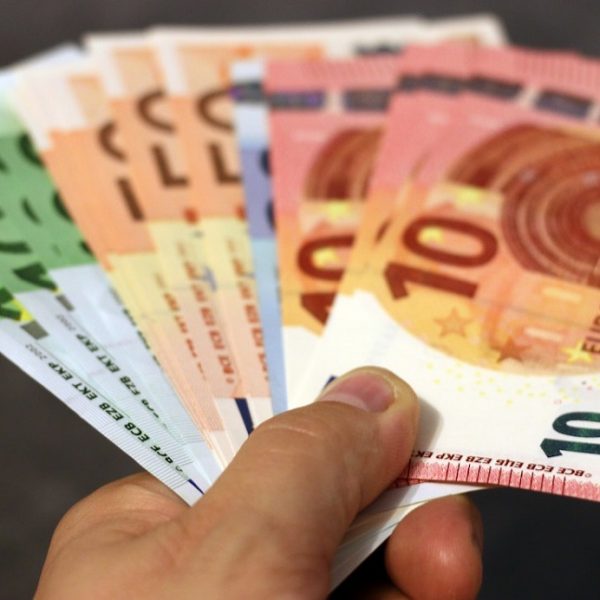 Επίδομα 400 ευρώ με σειρά προτεραιότητας: Πού κάνετε αίτηση – Λήγει η προθεσμία