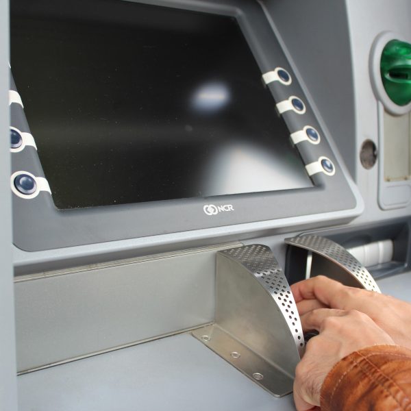 Τι θα συμβεί αν βάλετε ανάποδα το PIN της κάρτας σας στο ATM; Όλη η αλήθεια
