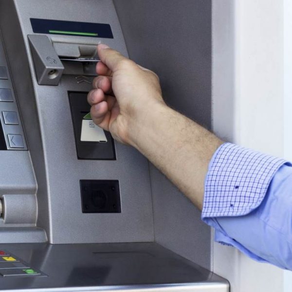 Προσοχή στα ATM: Πριν εισάγετε την κάρτα σας τσεκάρετε αυτό το πράγμα