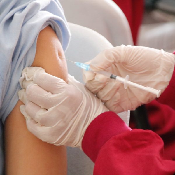 Κορονοϊός: Επίσημο! Πότε ξεκινούν οι εμβολιασμοί – Ποιοι θα κάνουν το εμβόλιο ξανά