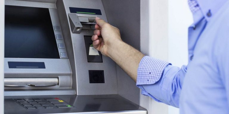 Αναλήψεις από ATM: Τι αλλάζει αν βγάλετε χρήματα από άλλη τράπεζα