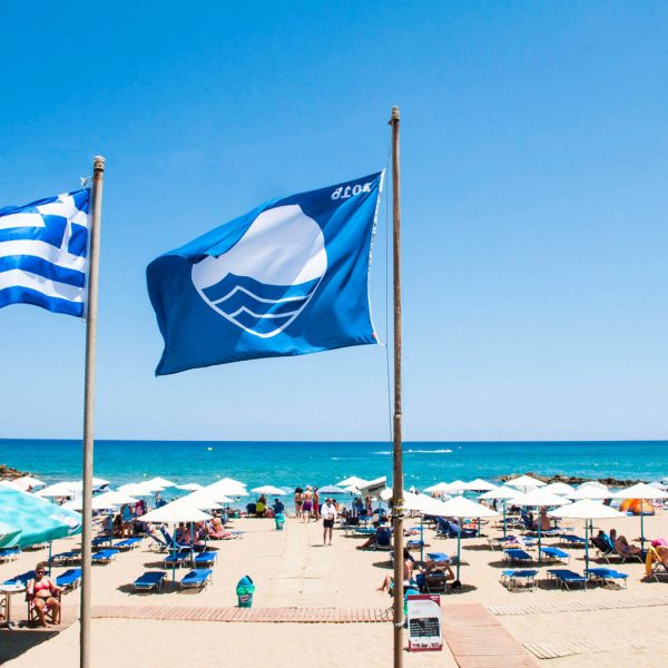 Γαλάζιες σημαίες 2024: Αυτές είναι οι καθαρότερες παραλίες της Ελλάδας – Αναλυτική λίστα