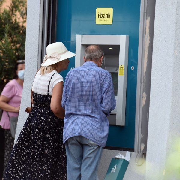 Επίδομα συνταξιούχων 100, 150 και 250 ευρώ απευθείας στο ΑΤΜ – Πότε η πληρωμή