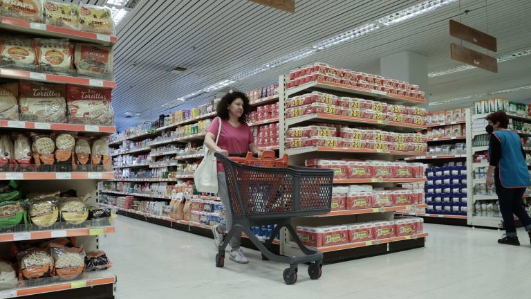 Carrefour: Ποια προιόντα αποσύρει από τα ράφια και γιατί