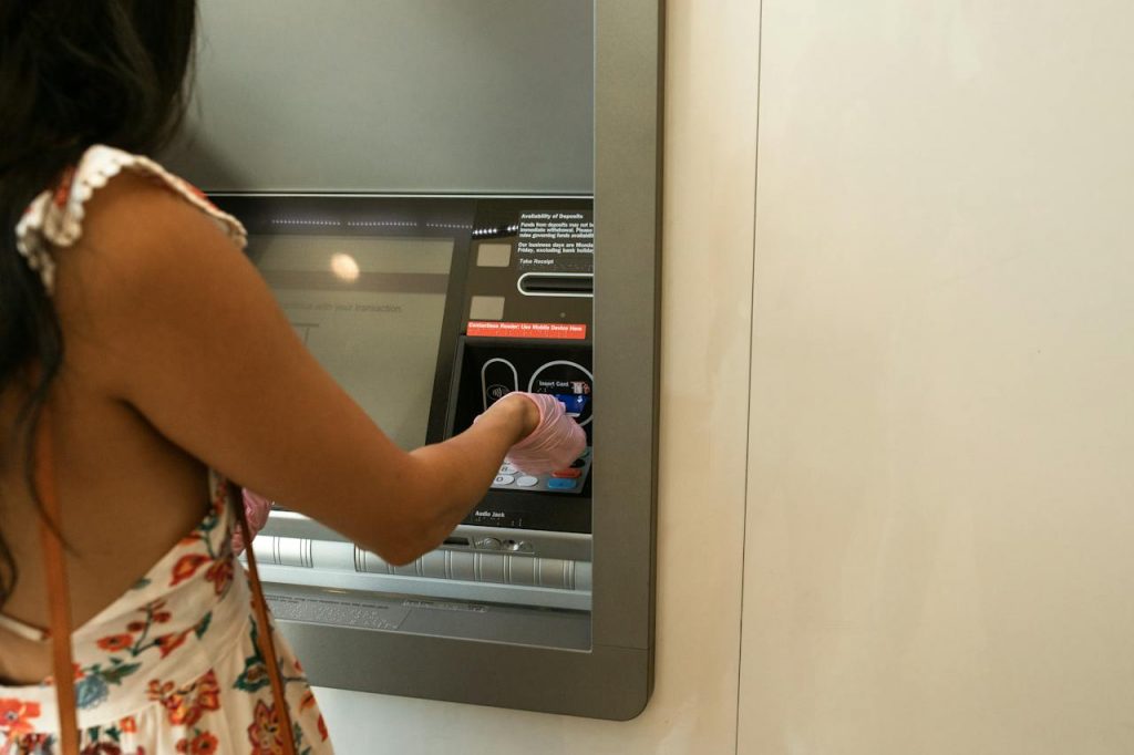 Σάλος με το νέο χαράτσι των τραπεζών: 10 ευρώ κάθε μήνα στους πελάτες Εθνικής, Alpha Bank και Πειραιώς