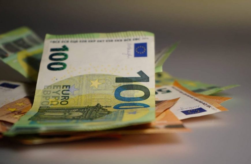 Νέο επίδομα: Ποιοι και πώς μπορούν να πάρουν 200 – 400 ευρώ
