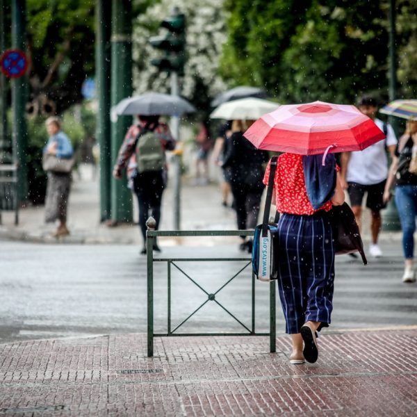 Προσοχή: Κόβουν κλήσεις και σε πεζούς – Τι δεν πρέπει να κάνετε