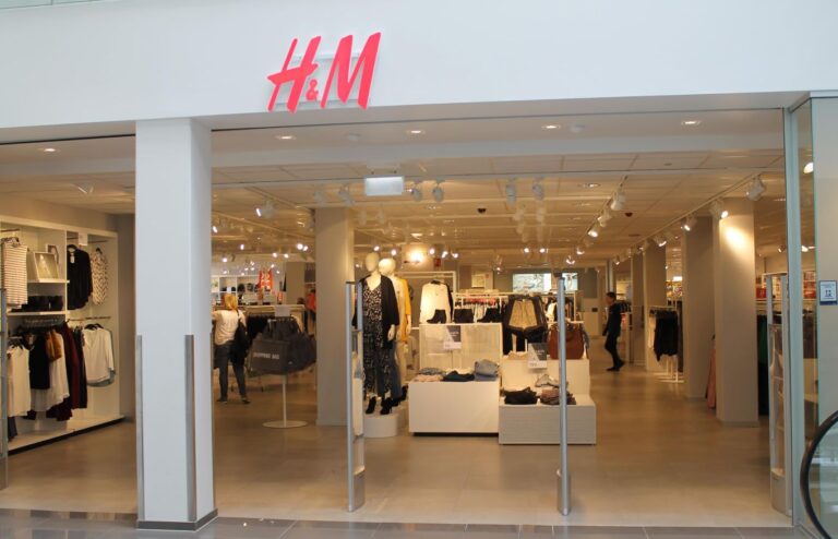 «Βόμβα» στην αγορά με νέο brand ρούχων – Ανησυχία σε Zara και Pull & Bear