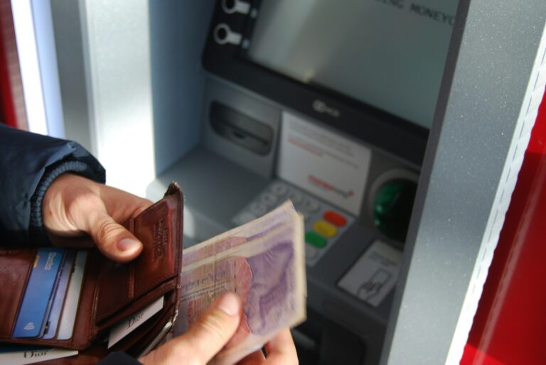 Βόμβα: Οι τράπεζες δεν σε αφήνουν να αγγίξεις τα χρήματά σου – Άδειασαν λογαριασμοί
