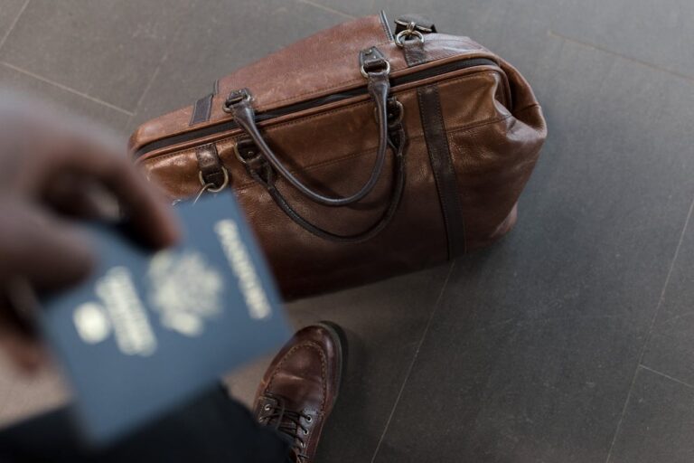 Κρυφό μπόνους για όσους «καρφώνουν» τις μεγάλες βαλίτσες στο αεροδρόμιο