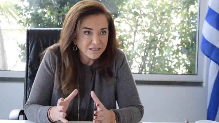 Ντόρα αδειάζει Άδωνι: «Κι εγώ θα ήθελα να ήμουν η… Σίντι Κρόφορντ»
