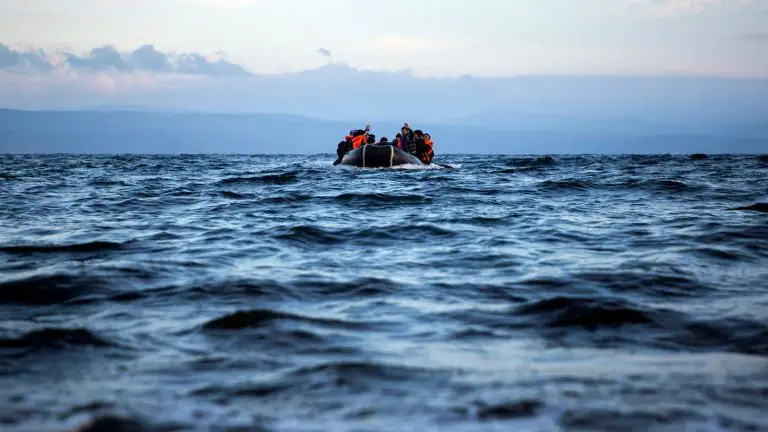 Θρίλερ στη Χίο: 17 Τούρκοι βγήκαν στις Οινούσσες και ζητούν πολιτικό άσυλο