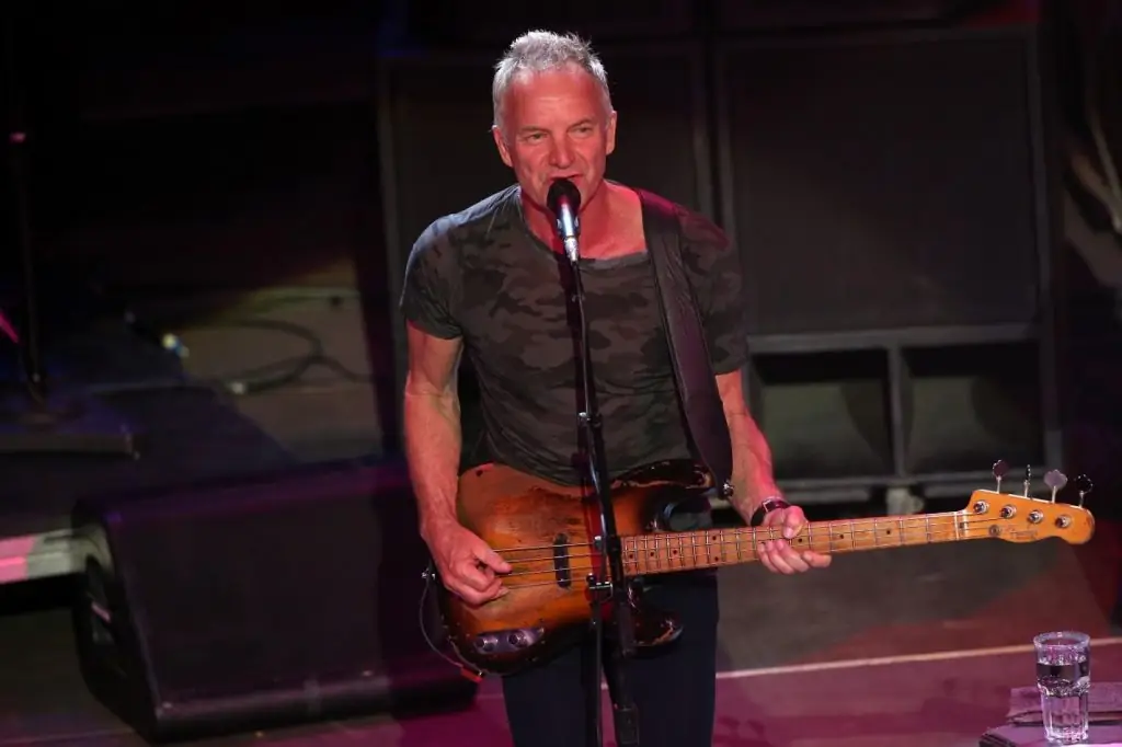 Στινγκ: Βγήκε στη σκηνή του Ηρωδείου με σκούπα για να διώξει τα νερά (vid)