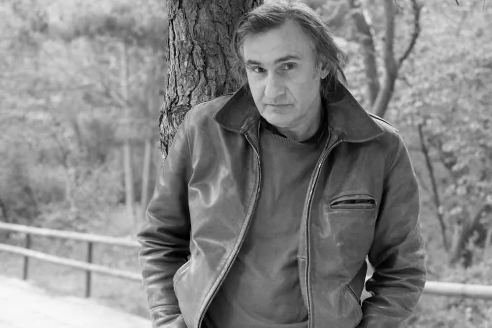 Άκης Σακελλαρίου: Σοκ για το γνωστό ηθοποιό – Στην Εντατική από τη «νόσο των κλιματιστικών»