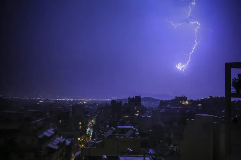 Έκτακτο δελτίο ΕΜΥ: Πού θα «χτυπήσει» η κακοκαιρία την Πέμπτη (10/01)