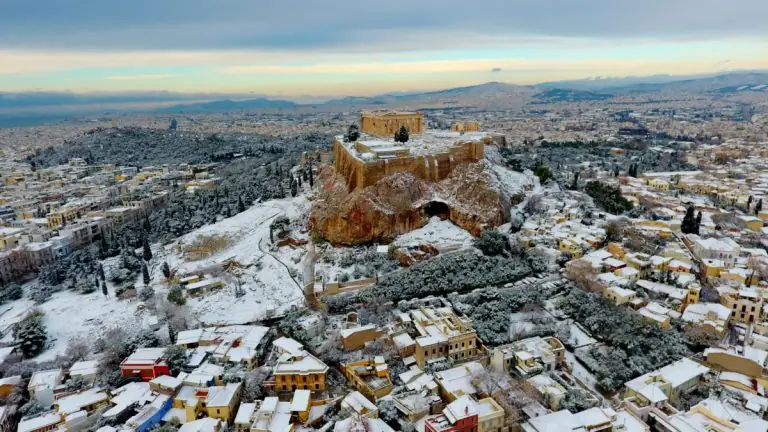Καιρός Αθήνα ΤΩΡΑ: Πού θα το στρώσει απόψε ο «Τηλέμαχος» – Ξεκίνησαν ήδη τα χιόνια