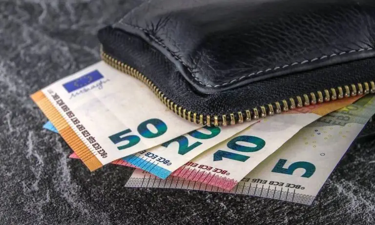 Δώρο Χριστουγέννων 2020: Πότε θα καταβληθεί – Ποιοι θα το πάρουν ψαλιδισμένο