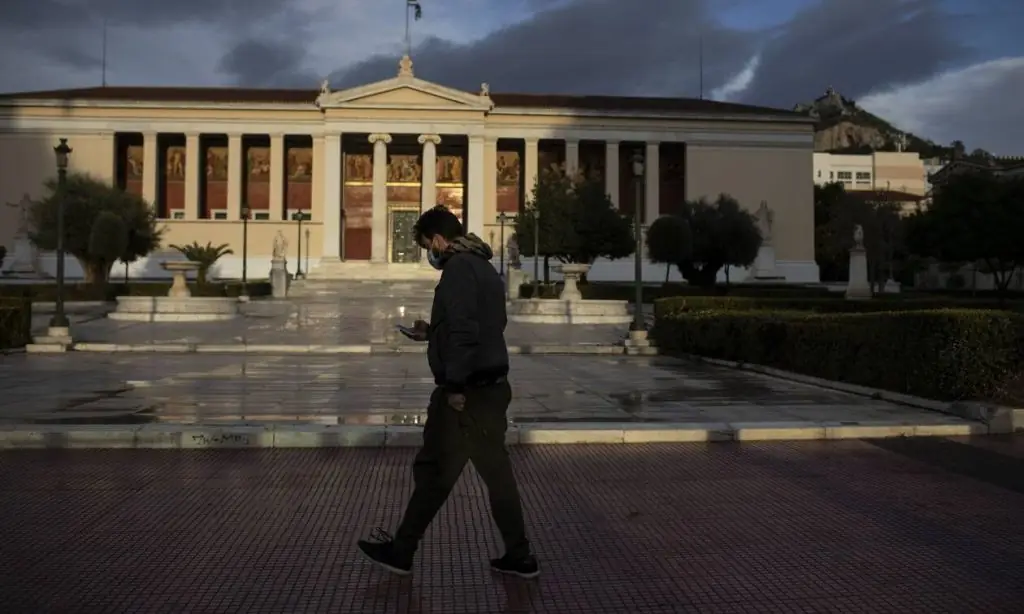 Παραμονή Πρωτοχρονιάς: Αυτός είναι ο κωδικός στο 13033 για το ρεβεγιόν