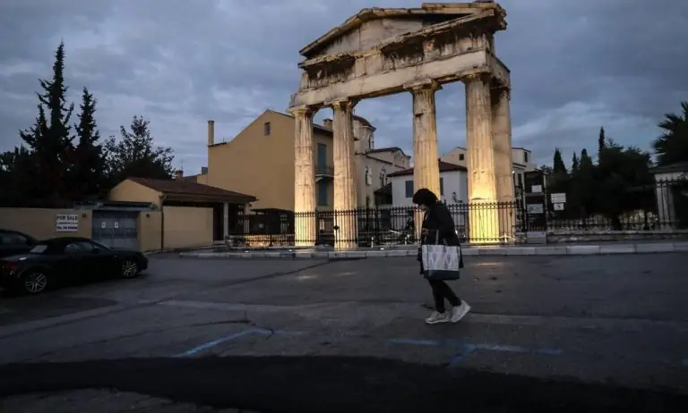 Χριστούγεννα: Μέχρι τι ώρα επιτρέπεται να είστε έξω σήμερα για να γλιτώσετε τα 300 ευρώ