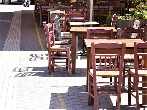 Πότε ανοίγουν καφετέριες, μπαρ και εστιατόρια – Η δύσκολη απάντηση
