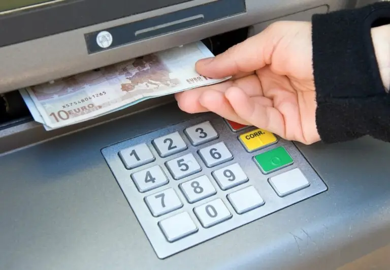 ATM: Να πατάτε πάντα αυτό το κουμπί αφότου βγάζετε χρήματα