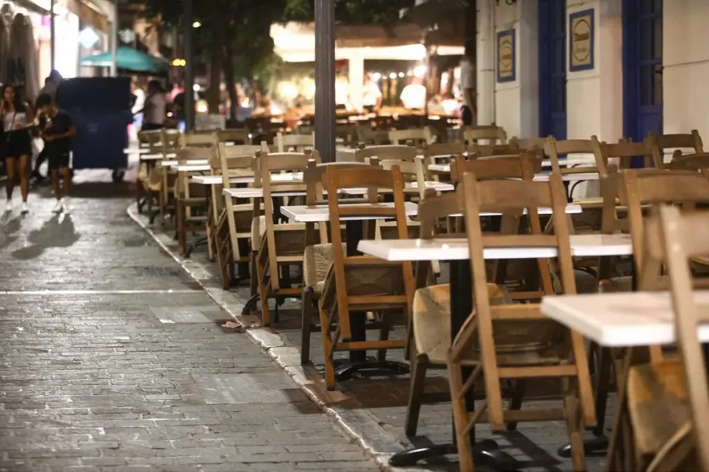 «Ανοίξτε μας, πνιγόμαστε»: Πότε ανοίγουν καφέ, μπαρ και ταβέρνες