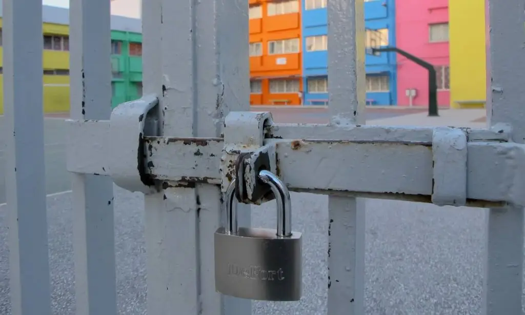 Άνοιγμα σχολείων 2021: Πότε ανοίγουν Δημοτικά και Νηπιαγωγεία – Τι θα γίνει με Γυμνάσια, Λύκεια