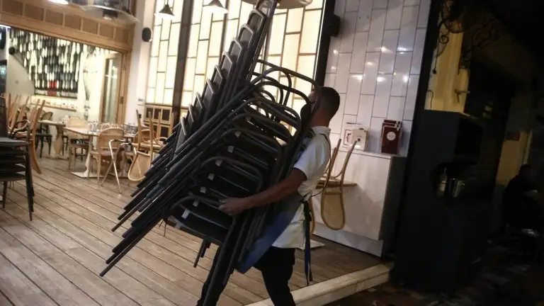 Πότε ανοίγουν μαγαζιά, καφετέριες, μπαρ και μετακίνηση εκτός νομού – Ημερομηνίες