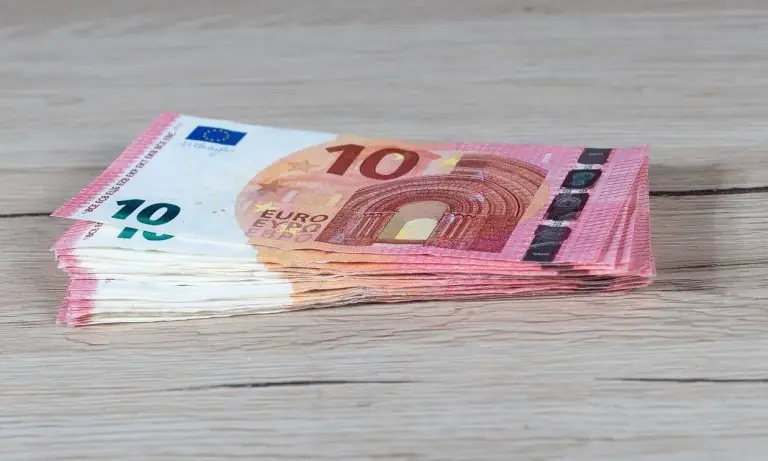Αυξήσεις στις συντάξεις από τον Απρίλιο – Ποιοι θα πάρουν έως και 220 ευρώ