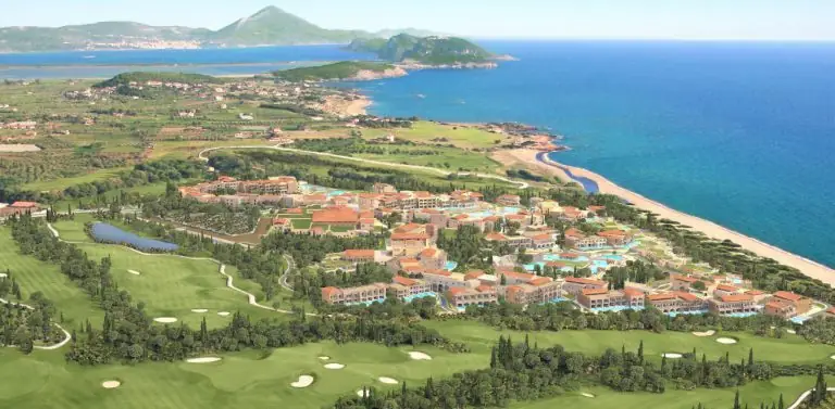 «Χρυσό» deal για το Costa Navarino: Δείτε με ποιον συμφώνησε ο Κωνσταντόπουλος