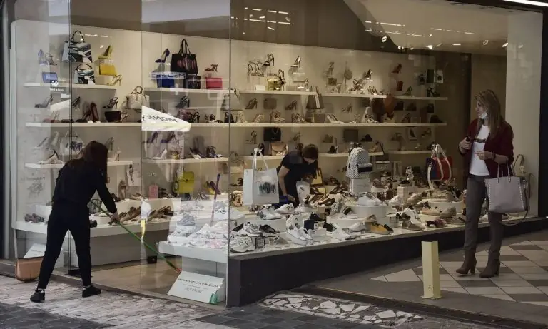 «Κλείδωσε»: Πότε ανοίγουν τα μαγαζιά – Με το 13032 τα ψώνια μας