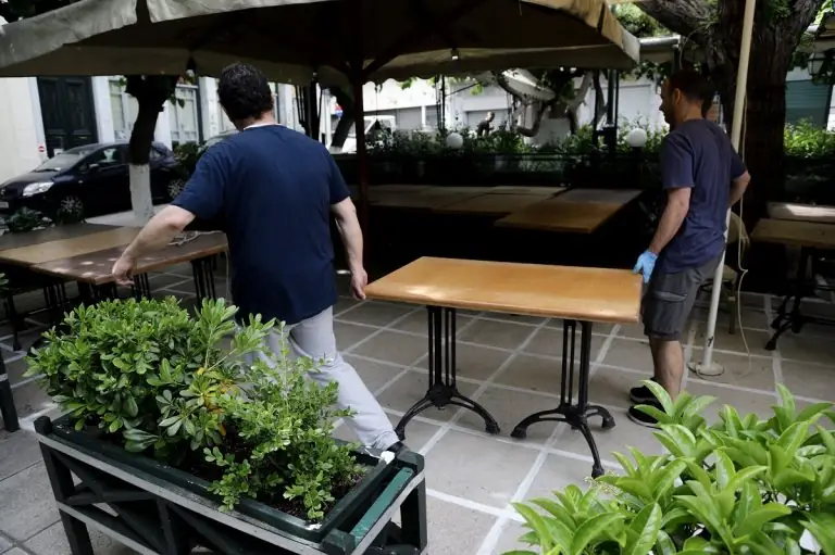 Πότε ανοίγουν εστίαση, σχολεία, μαγαζιά και καφετέριες: Οι ημερομηνίες