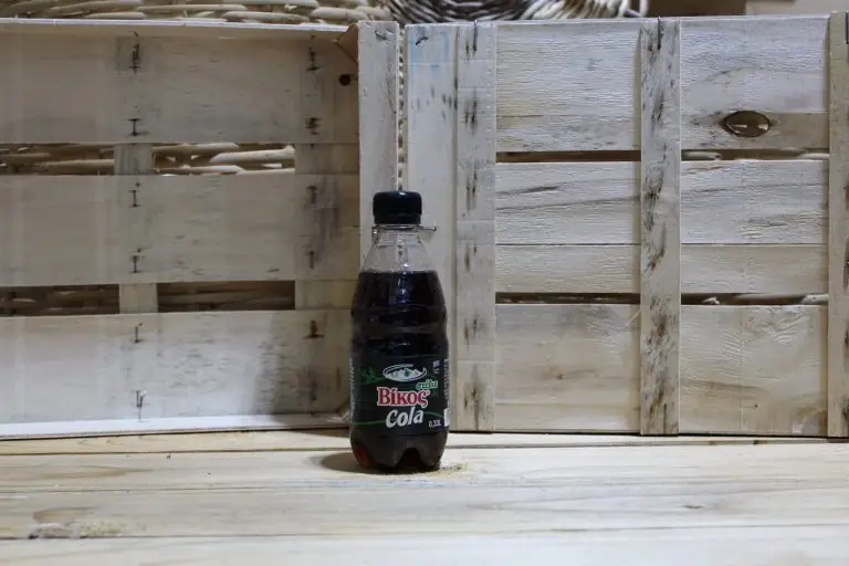 Απίστευτη κίνηση από την ΒΙΚΟΣ: Στα… κάρβουνα η Coca-Cola