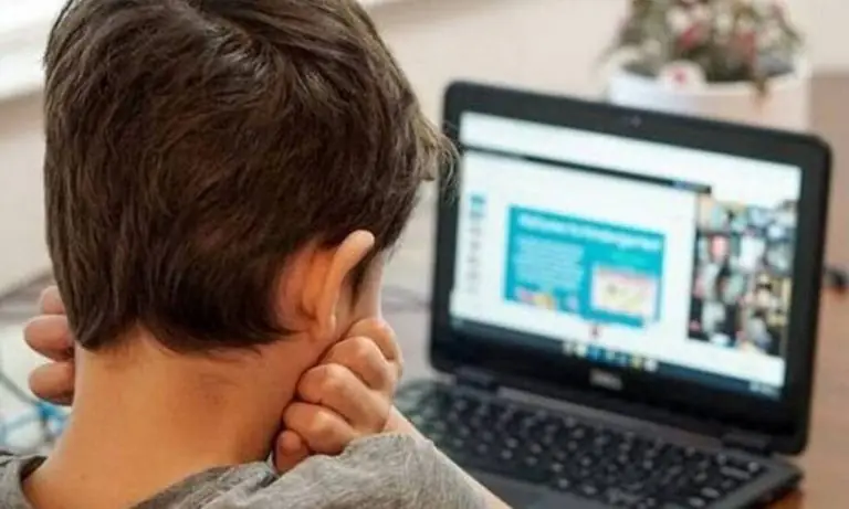 Voucher 200 ευρώ: Πότε οι αιτήσεις – Υπογράφεται η ΚΥΑ για δωρέαν λάπτοπ