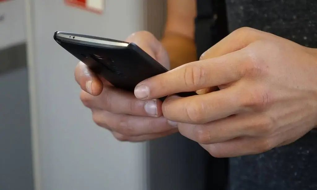 Αυτή είναι η ημερομηνία – «κλειδί»: Πότε θα πάψουμε να στέλνουμε SMS στο 13033