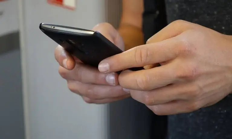 Αυτή είναι η ημερομηνία – «κλειδί»: Πότε θα πάψουμε να στέλνουμε SMS στο 13033