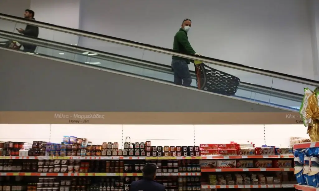 Σούπερ μάρκετ: Νέο ωράριο, διπλή μάσκα και αύξηση στην τιμή της σακούλας