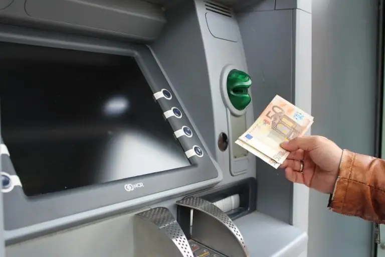 Και τα ελληνικά σούπερ μάρκετ γίνονται… τράπεζες! Ποια αλυσίδα έκανε την αρχή