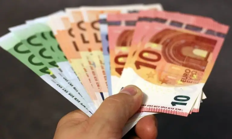Ποιοι θα πάρουν έκτακτη επιδότηση έως 4.000 ευρώ τον Απρίλιο και γιατί