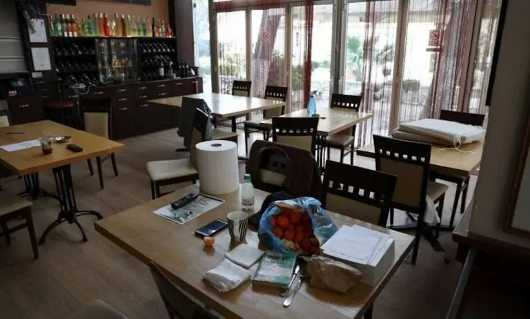 «Θαύμα»: Καφετέρια 25 τετραγωνικών έχει 150 σερβιτόρους