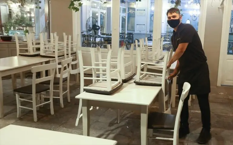 Εστίαση: Αποζημιώσεις για επαγγελματίες και εργαζόμενους – Δείτε πόσα θα πάρετε και πότε