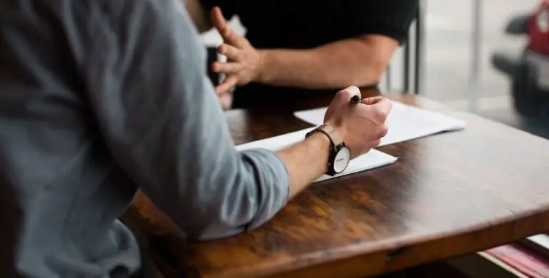 Ανατρέπονται όλα: Τι αλλάζει σε ωράριο, υπερωρίες, Κυριακές και άδειες