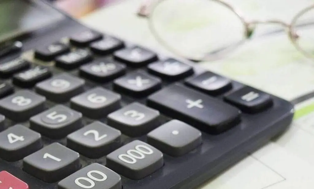 Φορολογικές δηλώσεις 2021: Ποιοι θα πληρώσουν 60% λιγότερο φόρο – Παραδείγματα