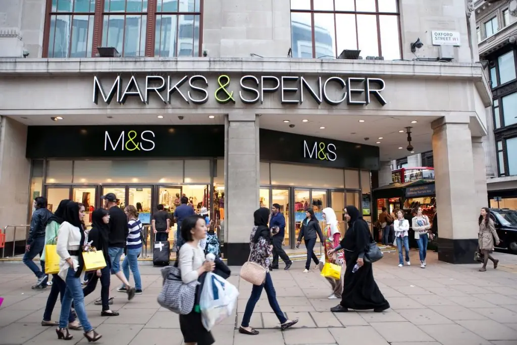 «Bόμβα»: «Λουκέτο» σε 30 καταστήματα Marks & Spencer