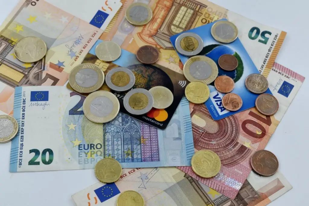 Τέλος χαρτονομίσματα και κέρματα: Εξαφανίζονται από παντού