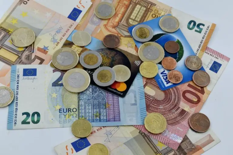 Τέλος χαρτονομίσματα και κέρματα: Εξαφανίζονται από παντού