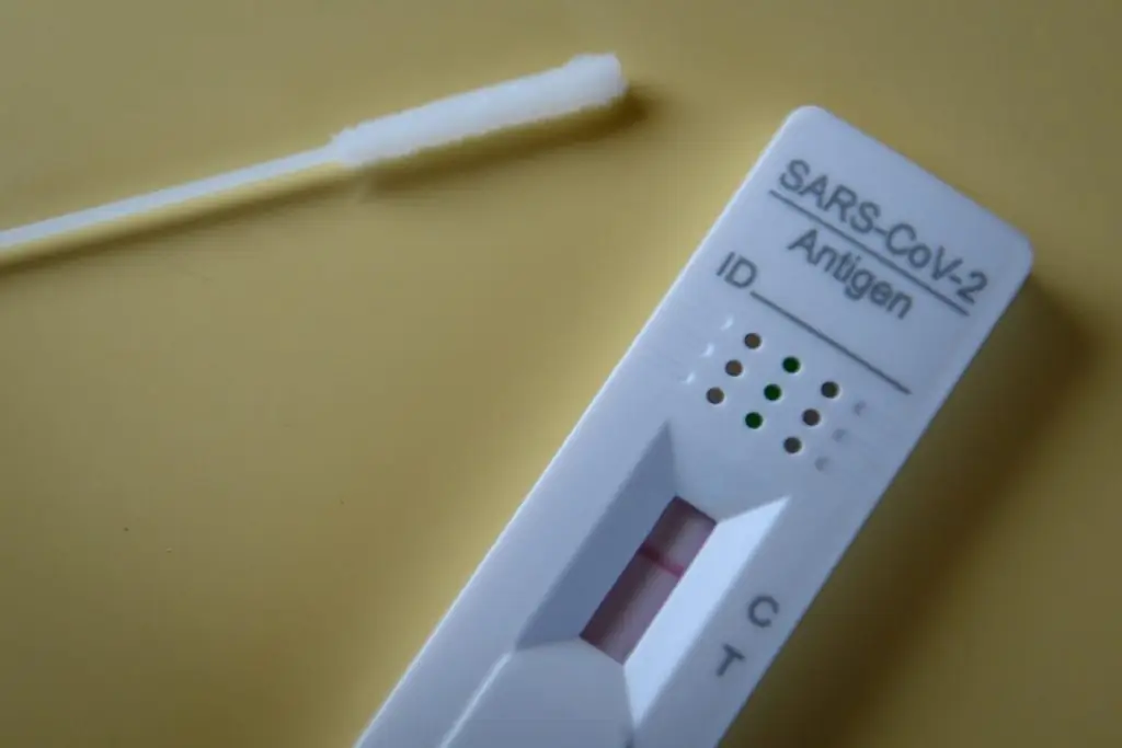 Self test για εργαζόμενους: Τι αλλάζει σε ιδιωτικό και δημόσιο τομέα – Όσα ισχύουν πλέον