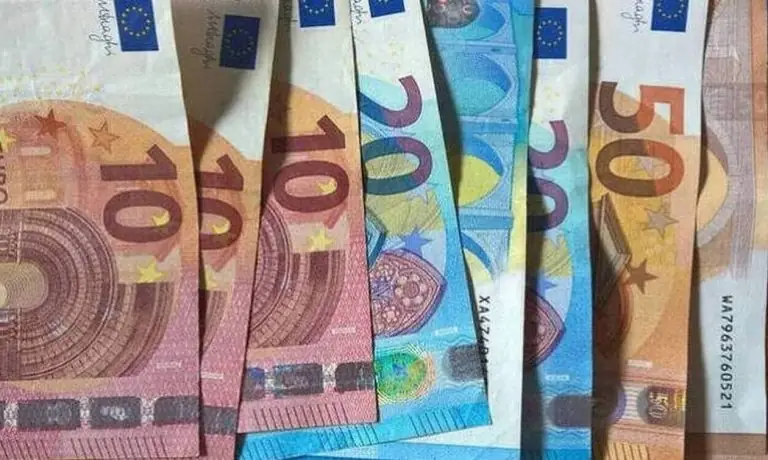 Δεν είναι φάρσα: Το κράτος χαρίζει 210 ευρώ το μήνα για πέντε χρόνια